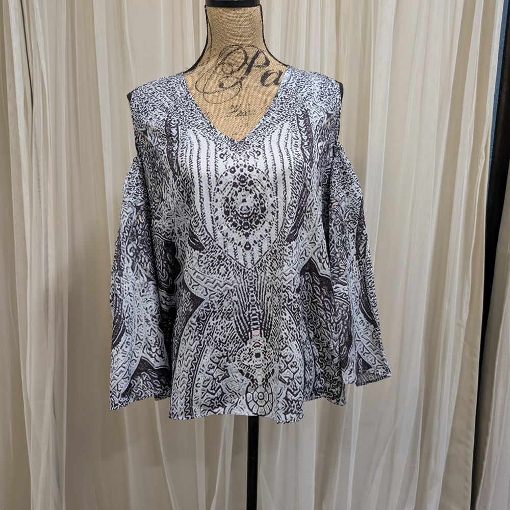MISSLOOK Black and White Printed V-Neck Blouse 🌺